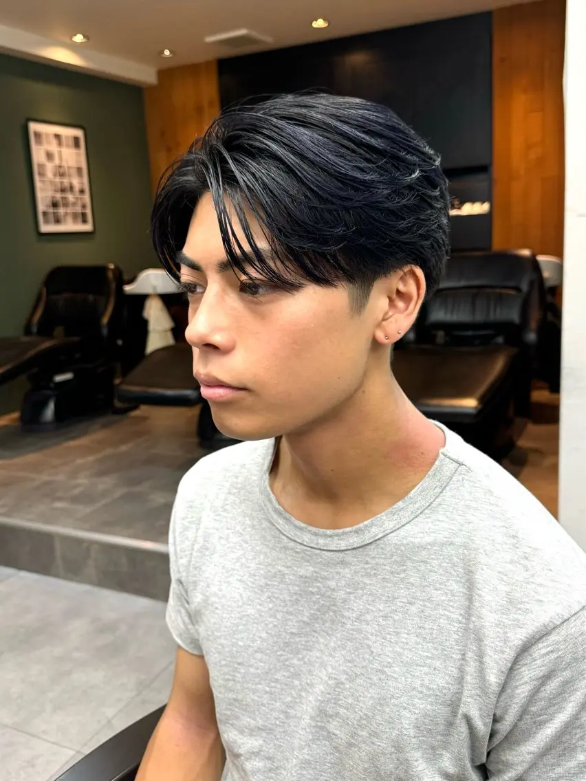 カラー メンズ メンズブリーチ 黒髪 ブリーチ ブルーカラー ブルーブラック カット ヘアカラー シャドウパーマ/ 波巻パーマYu-Kiのヘアスタイル