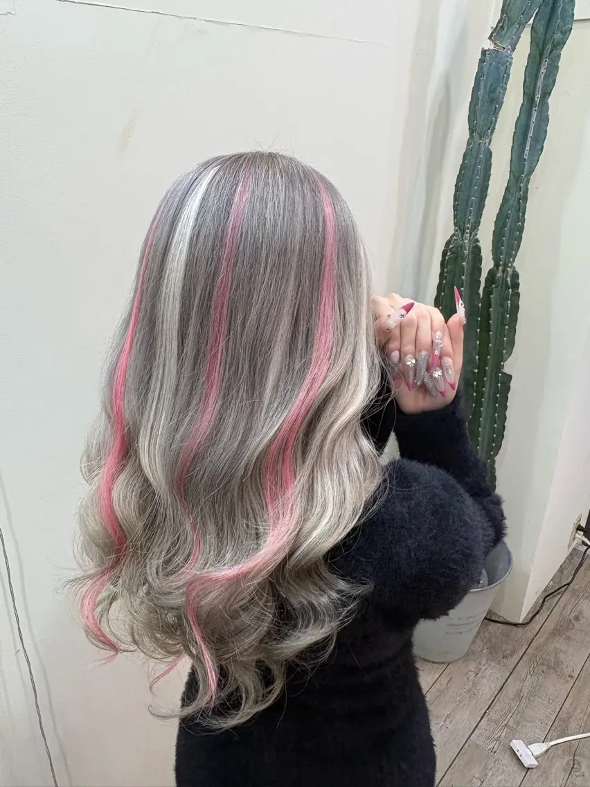 ロング カラー シールエクステ ブリーチ ダブルカラー ハイライトカラー ハイトーンカラー ヘアカラー WEST OLAND 黒坂佳乃のヘアスタイル