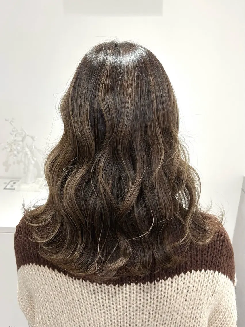 セミロング カラー ヘアアレンジ ベージュカラー ブリーチ グレージュ ハイライトカラー ミルクティーベージュ suiw /AYAのヘアスタイル