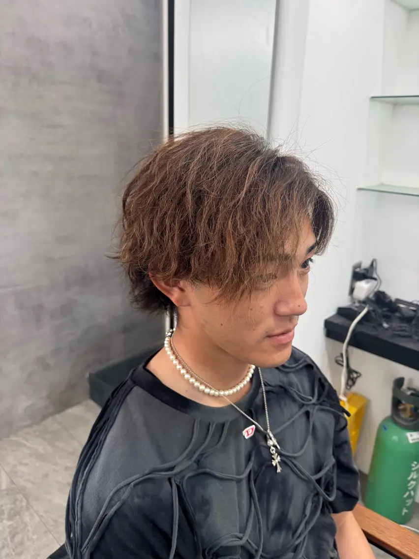 ヘアアレンジ メンズ センターパート マッシュ メンズウルフカット ウルフカット ヘアセット メンズヘア カット、パーマ特化のヘアスタイル