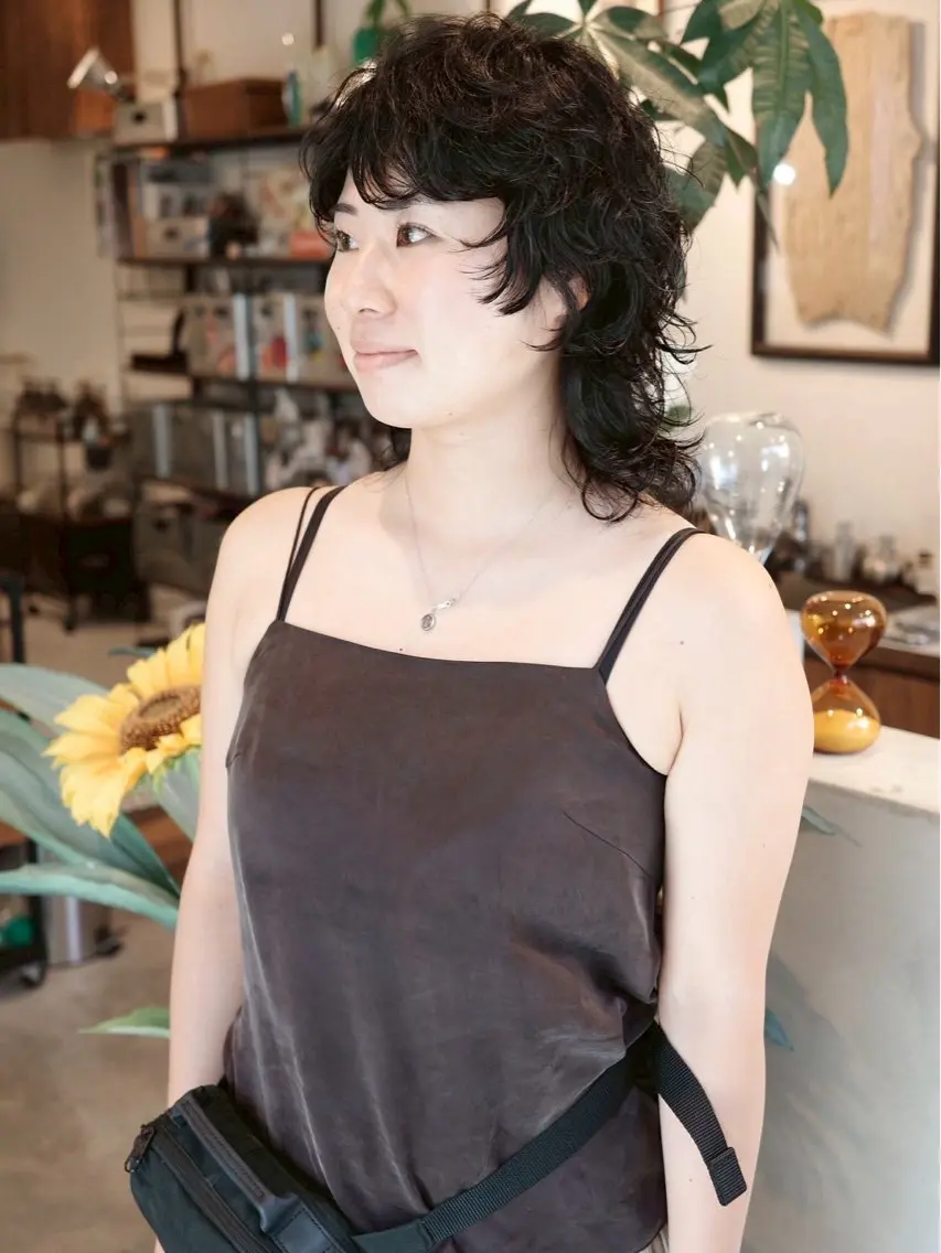 ミディアム パーマ ミディアムパーマ レイヤーカット ウルフカット カット パーマ トリートメント (h)wim ウィムのヘアスタイル