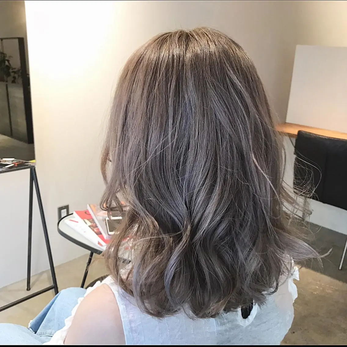 ミディアム カラー ミディアムレイヤー アッシュ ベージュカラー ダブルカラー レイヤーカット RHAIRSALON 西山梓のヘアスタイル