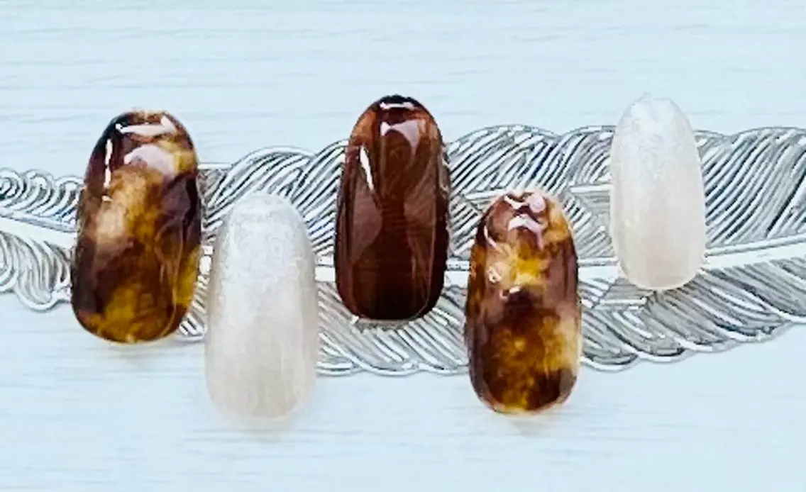 ネイル べっ甲ネイル nailsalon oluoluのネイルデザイン