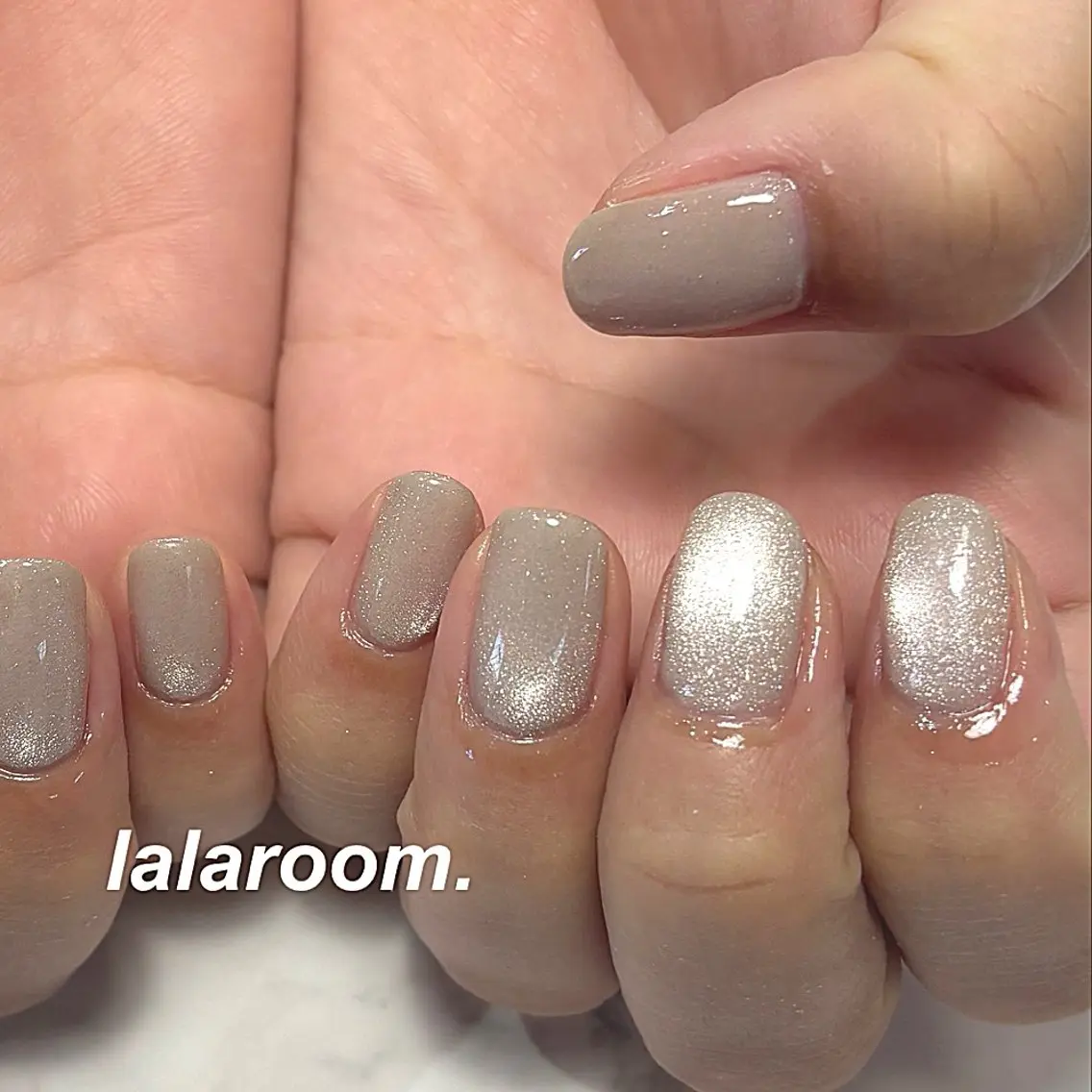 ネイル キラキラネイル マグネットネイル オフィスネイル ワンカラーネイル シンプルネイル ハンドネイル lala room.のネイルデザイン
