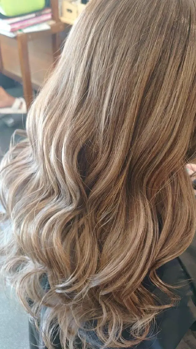 カラー グラッド ヘアーのヘアスタイル