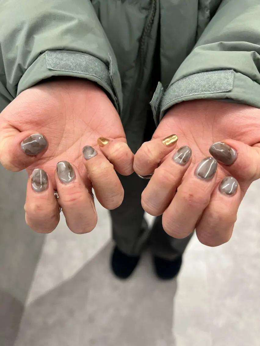 ネイル ブラウン ゴールド ニュアンスネイル シンプルネイル ハンドネイル ハンドケア Bana_ Nailのネイルデザイン