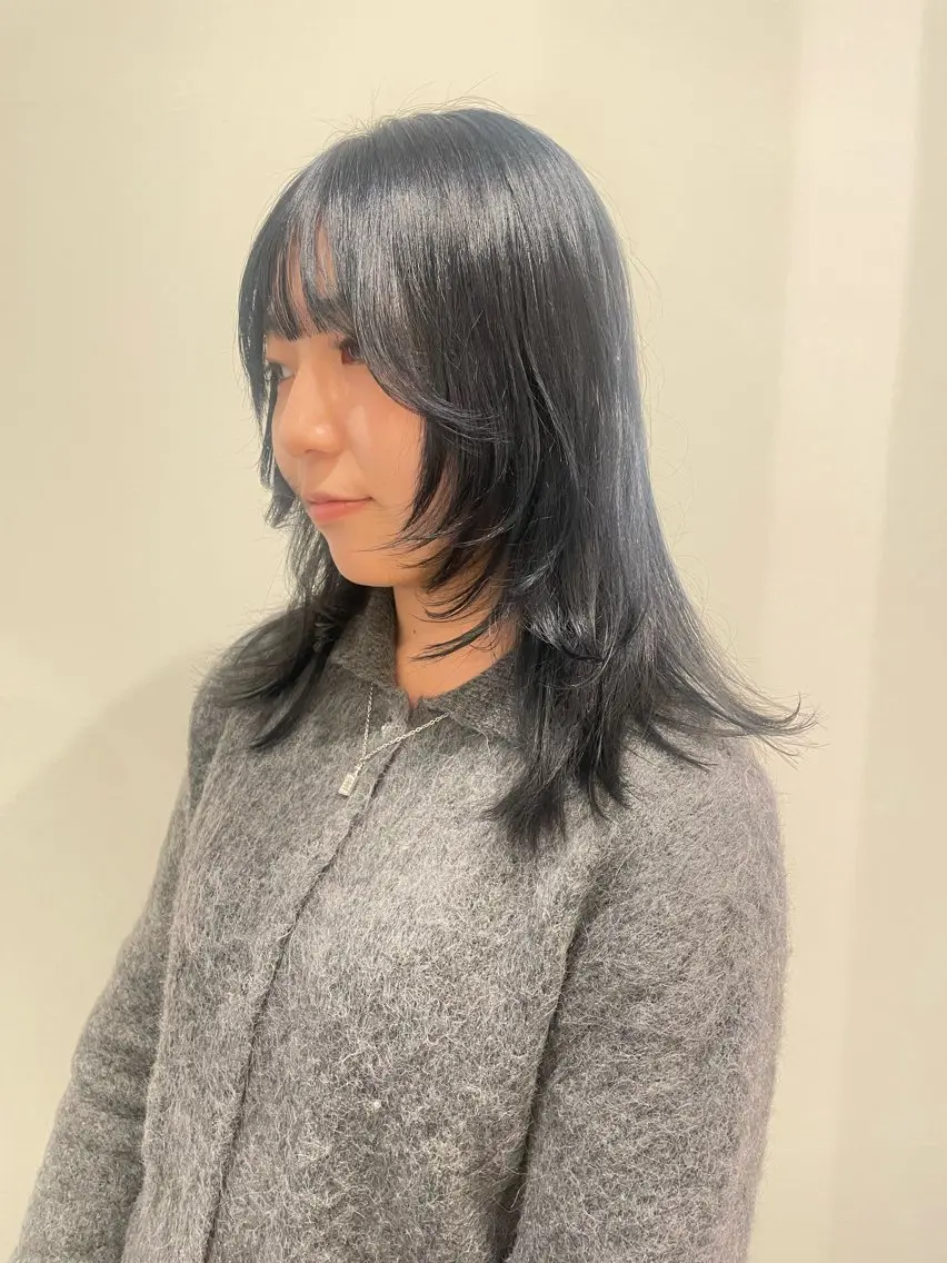 セミロング カラー ネイビーカラー 顔周りカット カット ヘアカラー トリートメント 渋谷 留菜のヘアスタイル