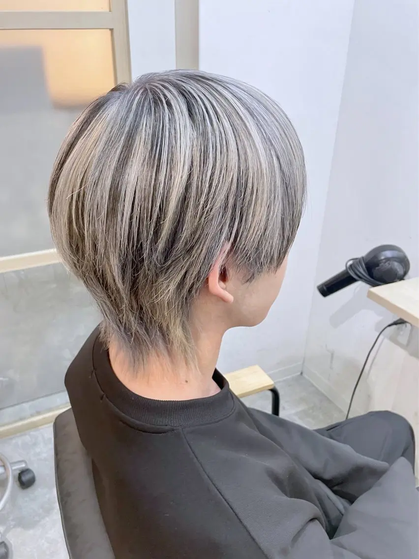 ミディアム カラー メンズ ダークグレー ☁️ケアブリーチ￤ ウルフ￤Shioriのヘアスタイル