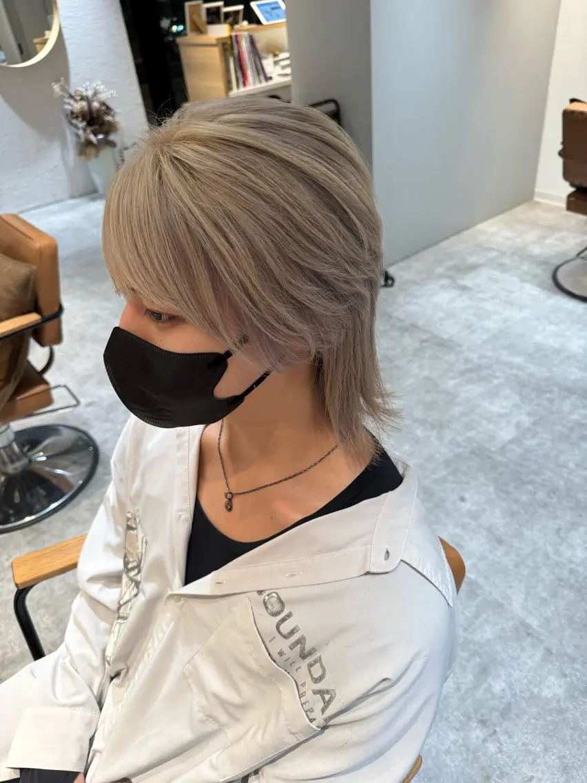 ミディアム カラー ベージュカラー ブリーチ シルバー シルバーベージュ ウルフカット カット ヘアカラー オスズ 🎀´-のヘアスタイル