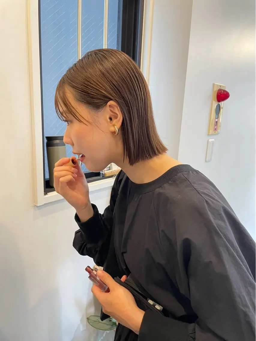 ショート あやの/レイヤー /ベージュカラーのヘアスタイル