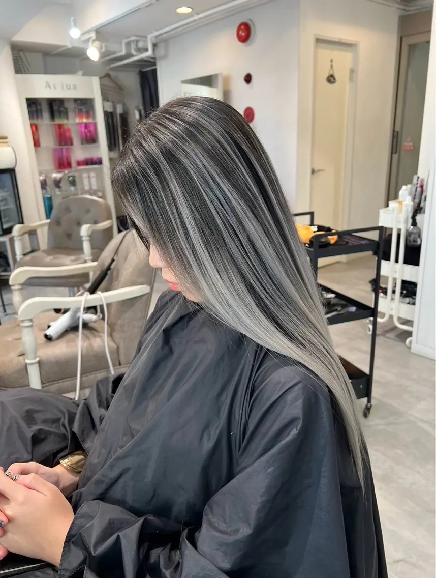 ロング カラー バレイヤージュ シルバー ホワイトシルバー レイヤーカット 指名数No.1 /NAOYAのヘアスタイル