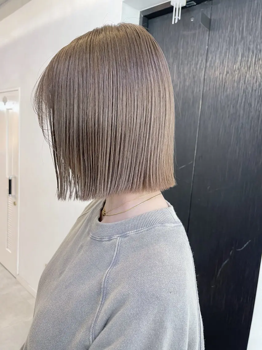 ミディアム カラー 切りっぱなしボブ グレージュ オリーブグレージュ オリーブグレー ボブ ヘアカラー トリートメント AiM 大名　似合わせカットのヘアスタイル