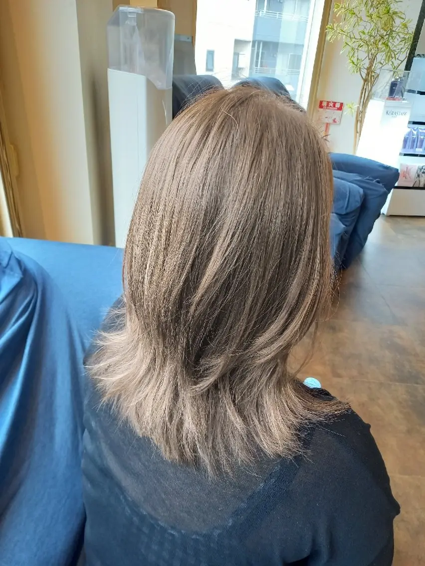 セミロング カラー ブリーチ レイヤーカット 飯田・髪質改善縮毛矯 正・カラー・パーマのヘアスタイル