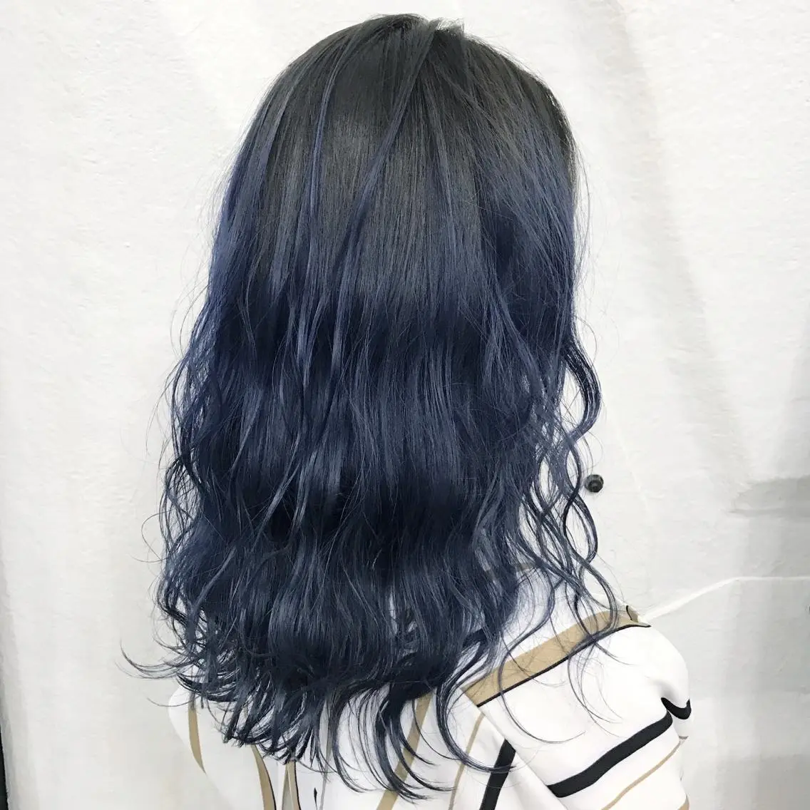 セミロング カラー ブリーチ ブルーカラー グラデーションカラー K-POP好き美容師 🇰🇷Kai.Yのヘアスタイル