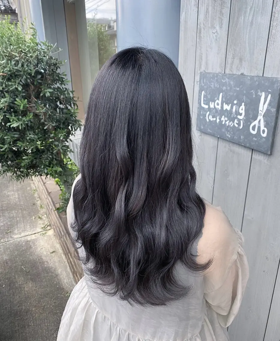 ロング カラー 透明感カラー ダークグレー ヘアカラー Ludwig AIRIのヘアスタイル