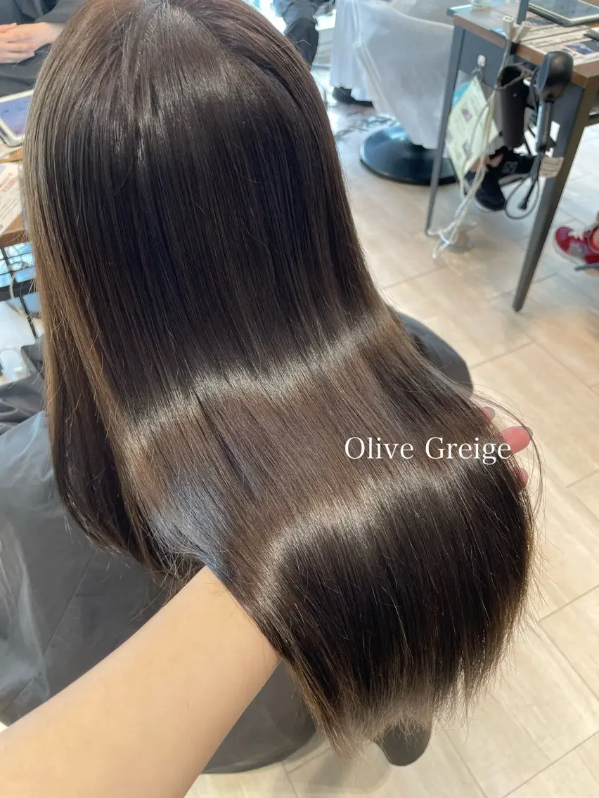ロング カラー ブリーチ 透明感カラー グレージュ ブリーチなしカラー オリーブグレージュ カット ヘアカラー トリートメント umi/レイヤー カット/透明感カラーのヘアスタイル