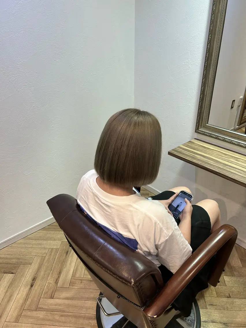ミディアム カラー ベージュカラー ブリーチ シルバー シルバーベージュ ヘアカラー 井上 夏乃葉のヘアスタイル