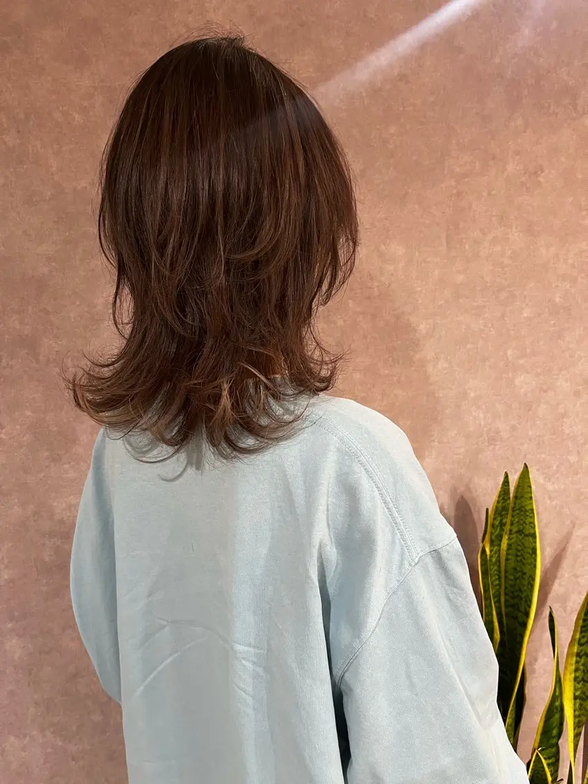 ミディアム 山岡 美穂のヘアスタイル
