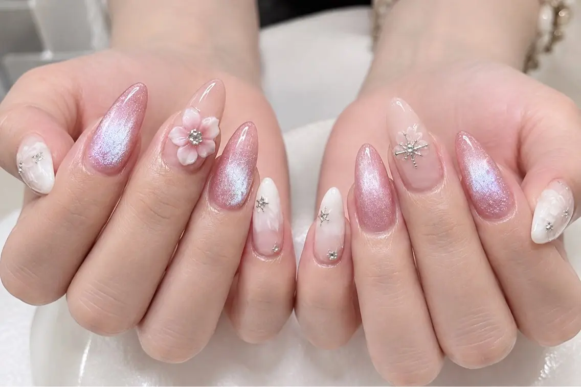 ネイル キラキラネイル マグネットネイル ピンク ぷっくりネイル ホワイト ハンドネイル LYYM Salon Momoのネイルデザイン