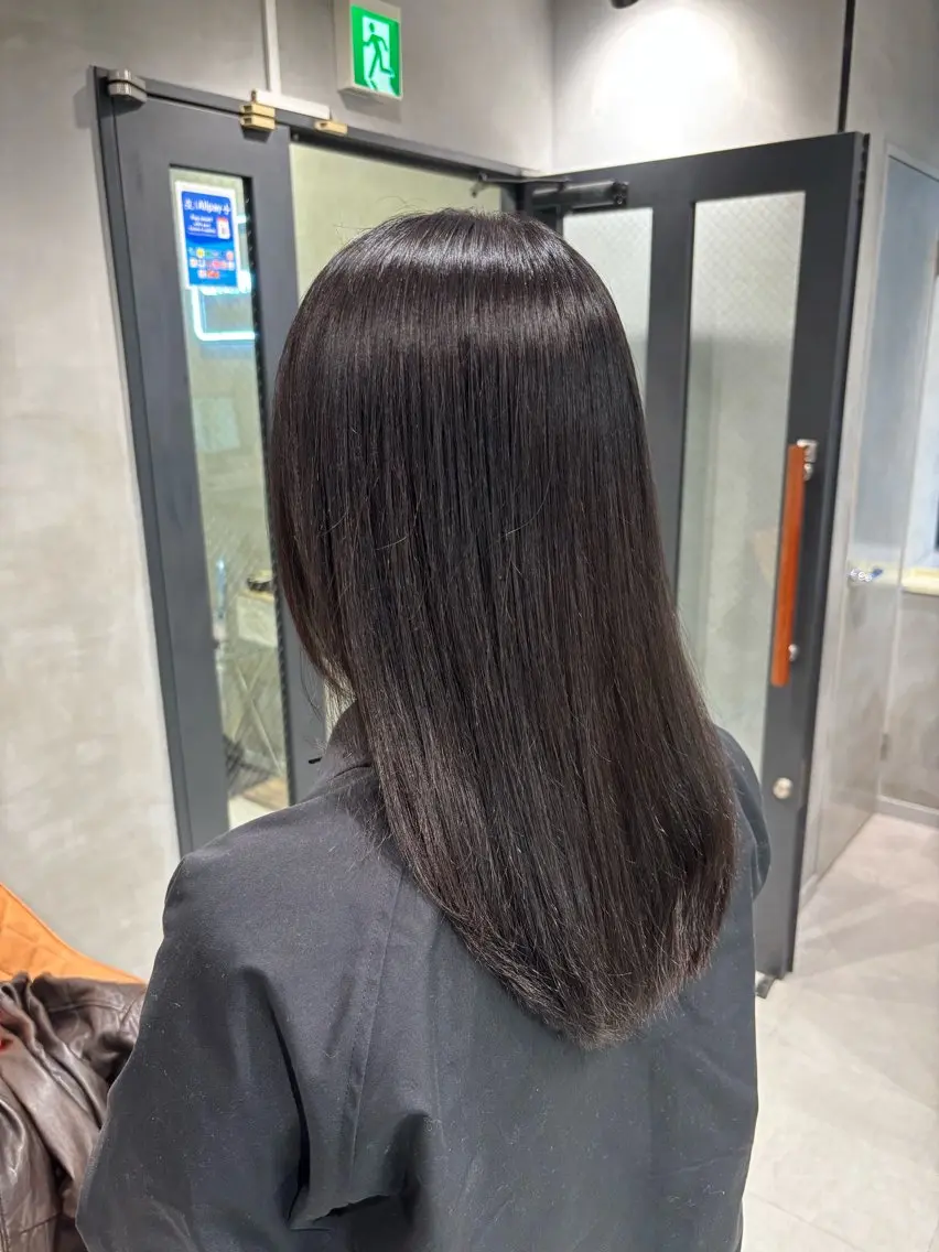セミロング カラー 透明感カラー ダークグレー 似合わせカット ヘアカラー トリートメント 艶カラー✨️縮毛矯正 ×耳ツボ💠mamiのヘアスタイル