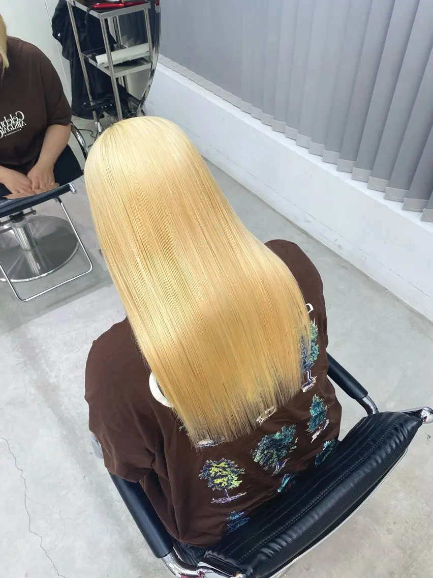 カラー ブリーチ ブロンド 漆崎 相美のヘアスタイル