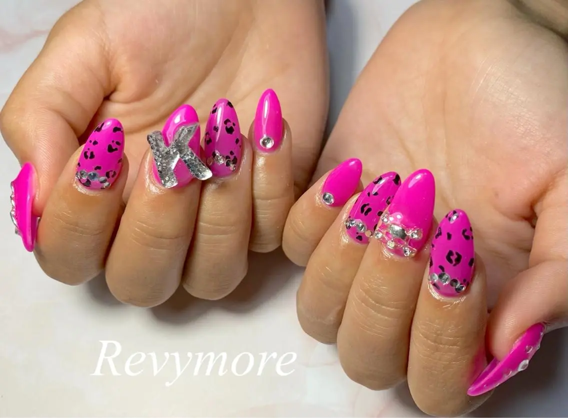 ミディアム ネイル アニマル柄 ジェルネイル ピンク シルバー シンプルネイル nail salon Revymoreのネイルデザイン