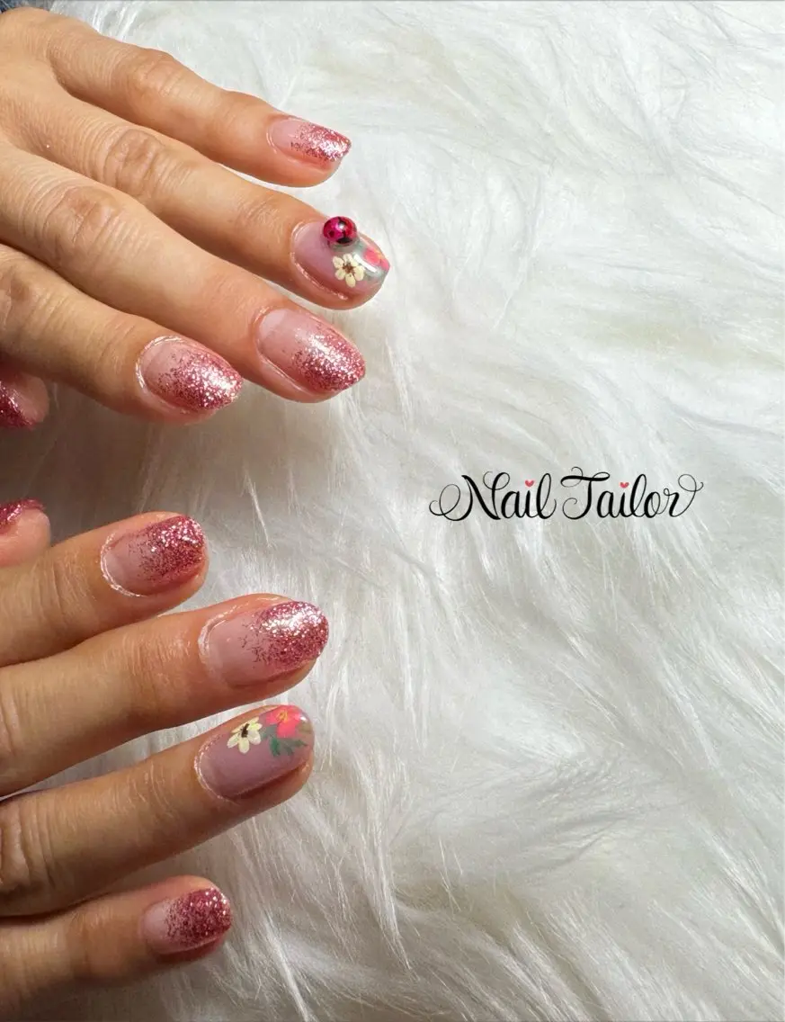 ネイル 長さ出し フラワーネイル グラデーション キラキラネイル ラメ(グリッター) ハンドネイル NailTailor ネイルテイラーのネイルデザイン