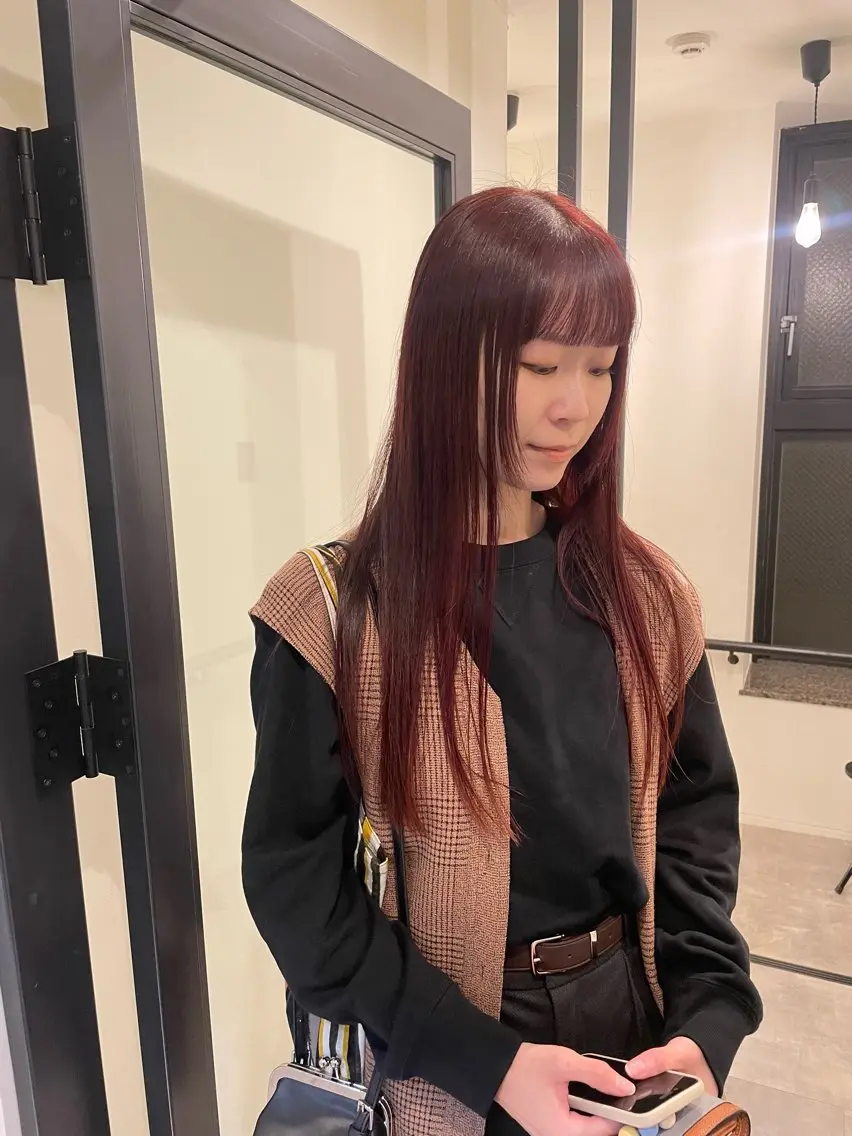 ロング カラー ブリーチ ボルドーカラー ブリーチなしカラー 渋谷 留菜のヘアスタイル