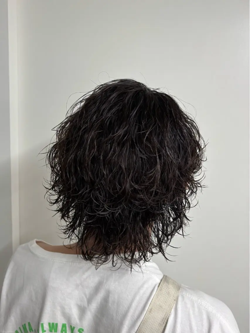 ショート パーマ メンズ メンズパーマ 波巻きパーマ カット パーマ なりたひろと / フェザーパーマのヘアスタイル