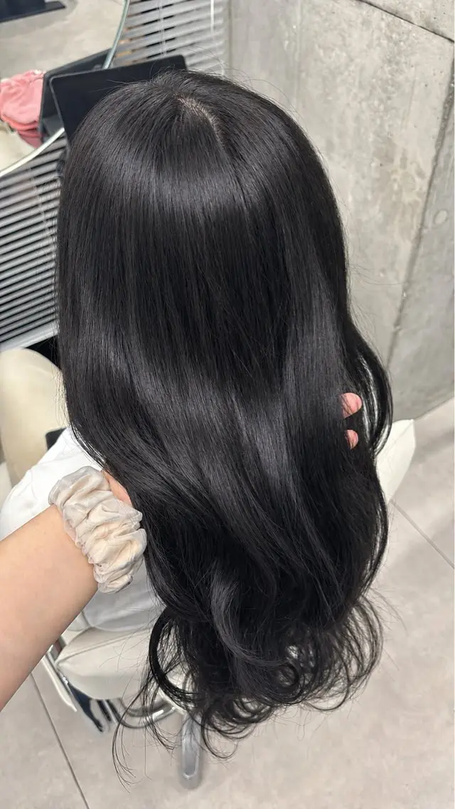 ロング カラー 黒髪 ブルーカラー ブルーブラック すがぷぅＩ透明感 赤み消しカラーのヘアスタイル