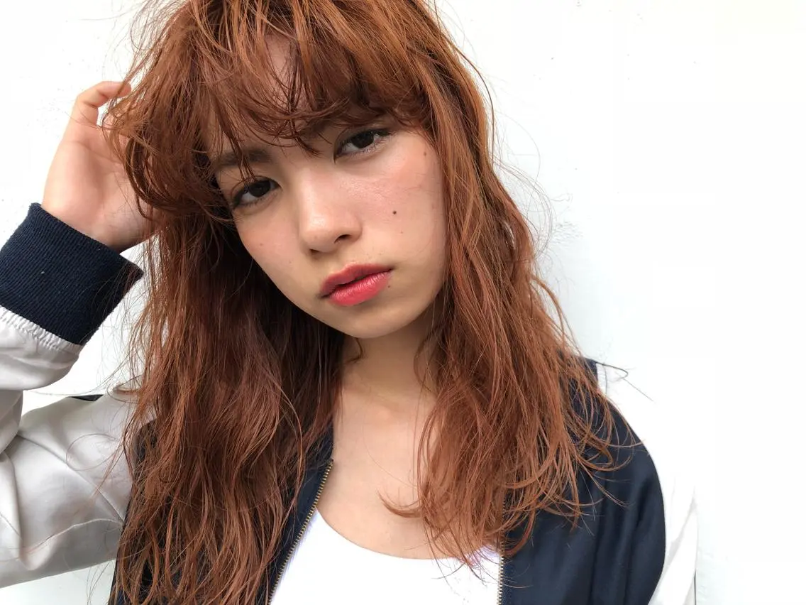 セミロング カラー 顔周りレイヤーカット ブリーチminamiのヘアスタイル
