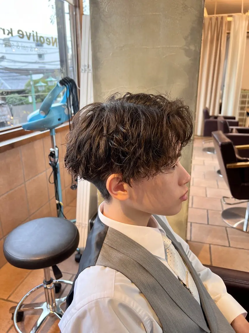 ミディアム パーマ メンズ ミディアムパーマ メンズパーマ 波巻きパーマ カット パーマ メンズカットパーマ ✂️ JOYAのヘアスタイル