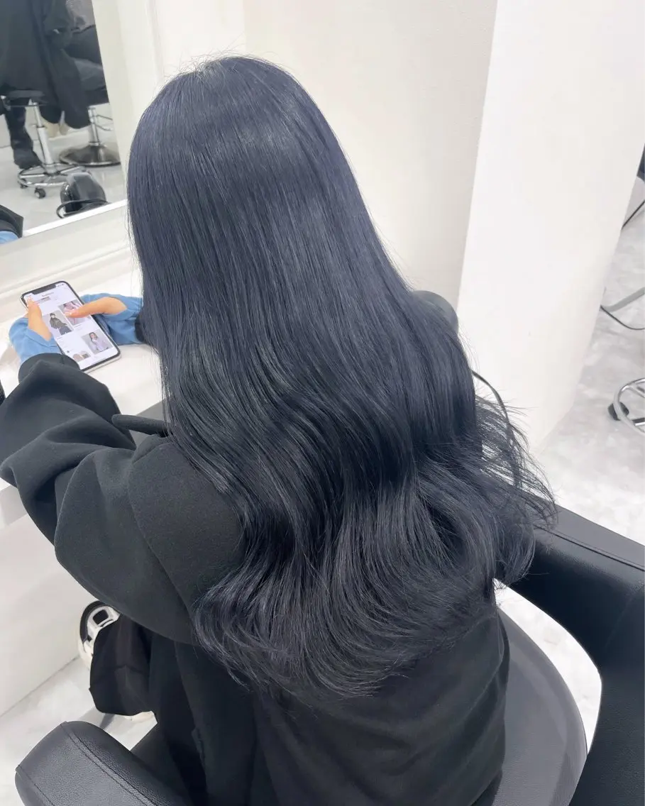 セミロング カラー 🩵色落ち可愛い 寒色カラー🩵のヘアスタイル