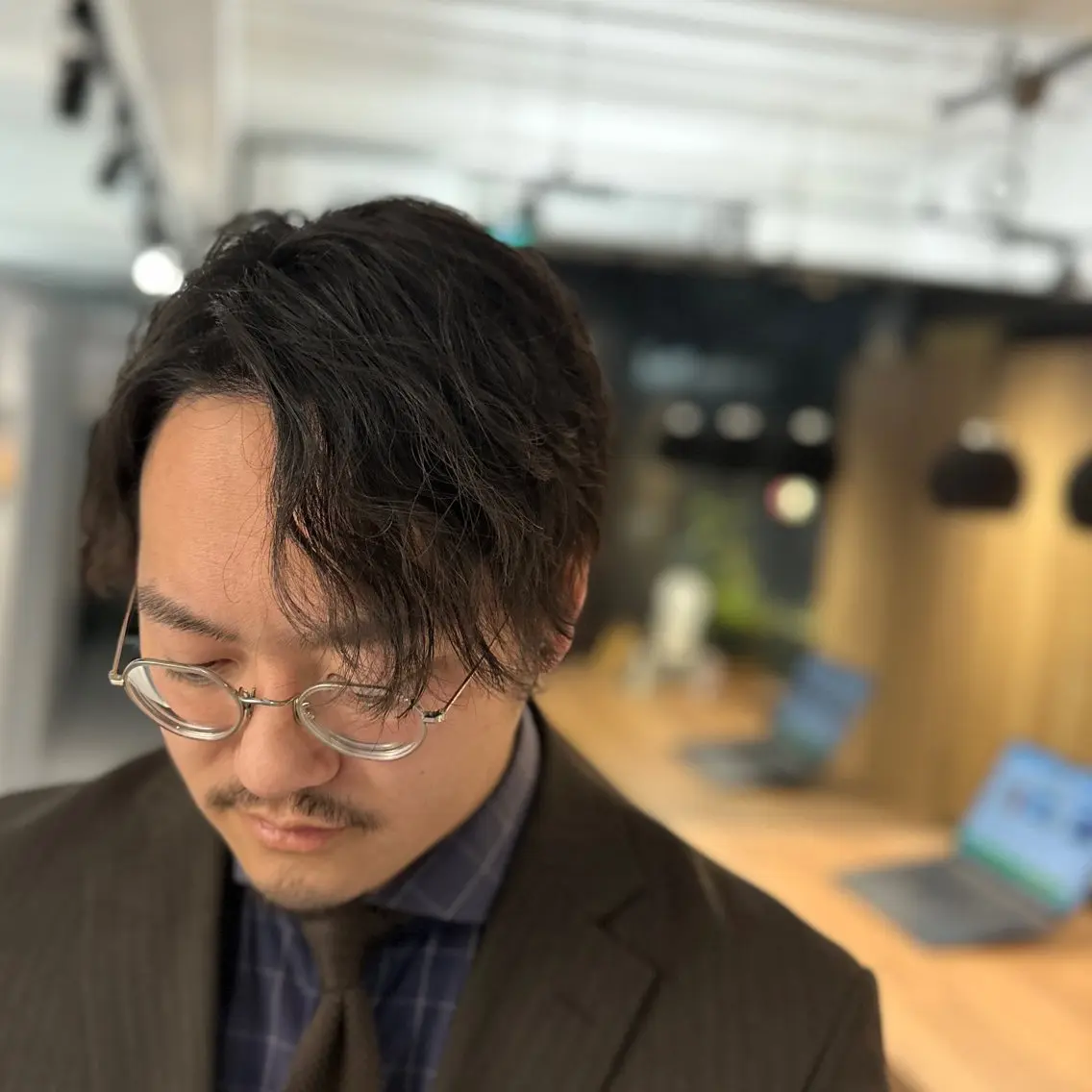 ミディアム パーマ メンズ ミディアムパーマ メンズパーマ 波巻きパーマ 💈神技メンズカット 大沢カズキ✂︎のヘアスタイル