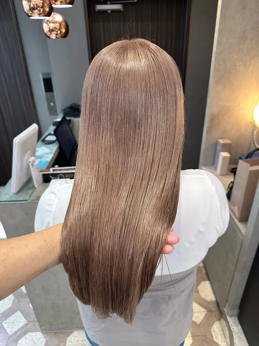 セミロング カラー ベージュカラー ブリーチ ボルドーカラー ケアブリーチ ダブルカラー ヘアカラー 天神暖色カラー レイヤー・髪質改善のヘアスタイル