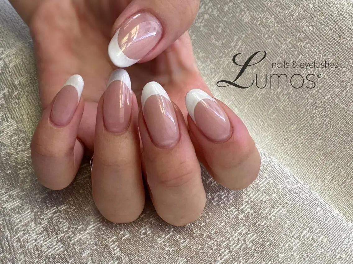 ネイル 桜ネイル フレンチネイル ホワイト ハンドネイル Lumos Annのネイルデザイン