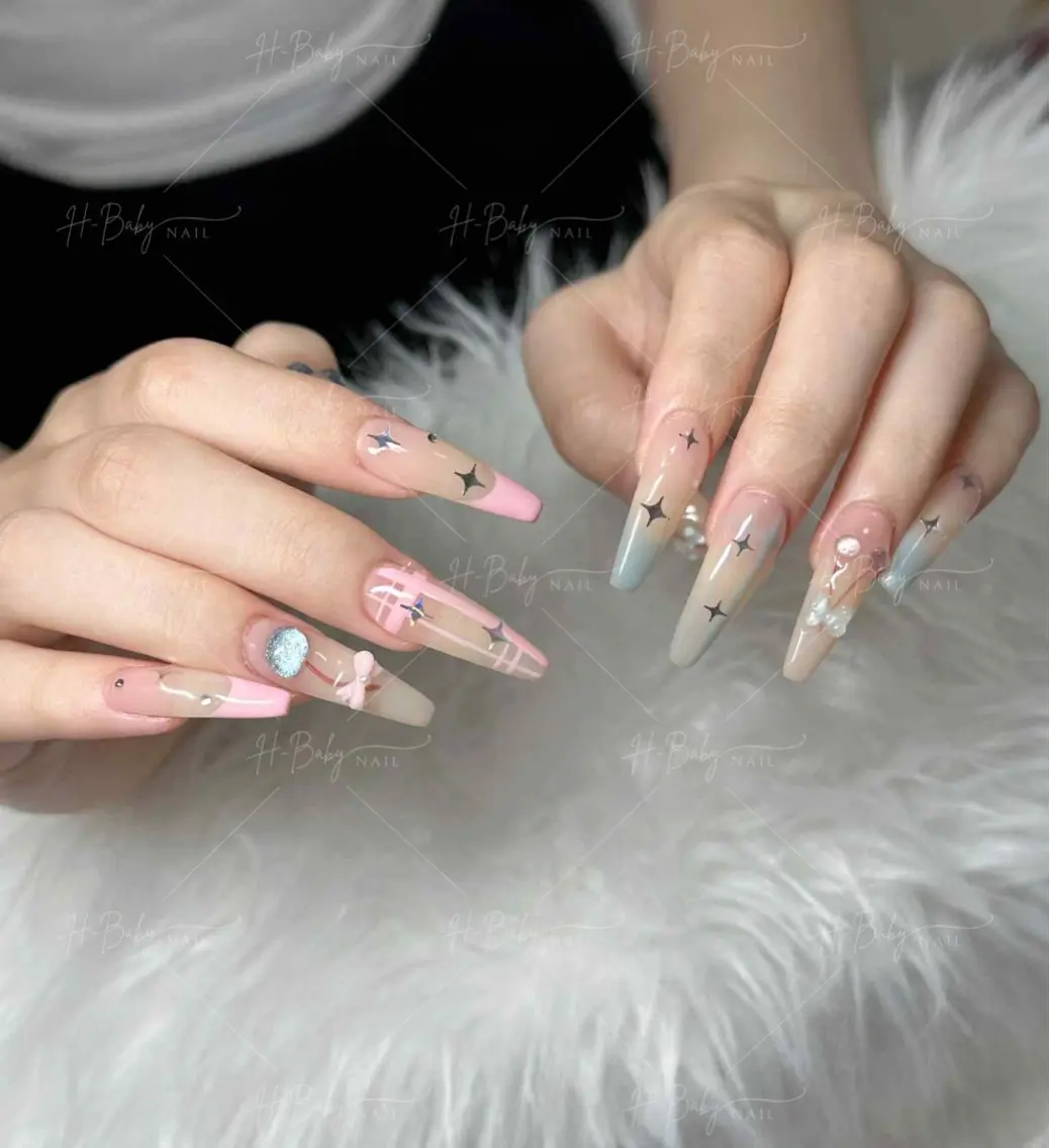 ネイル オーロラネイル フレンチネイル ジェルネイル ハロウィン キラキラネイル H.baby Nail Salonのネイルデザイン