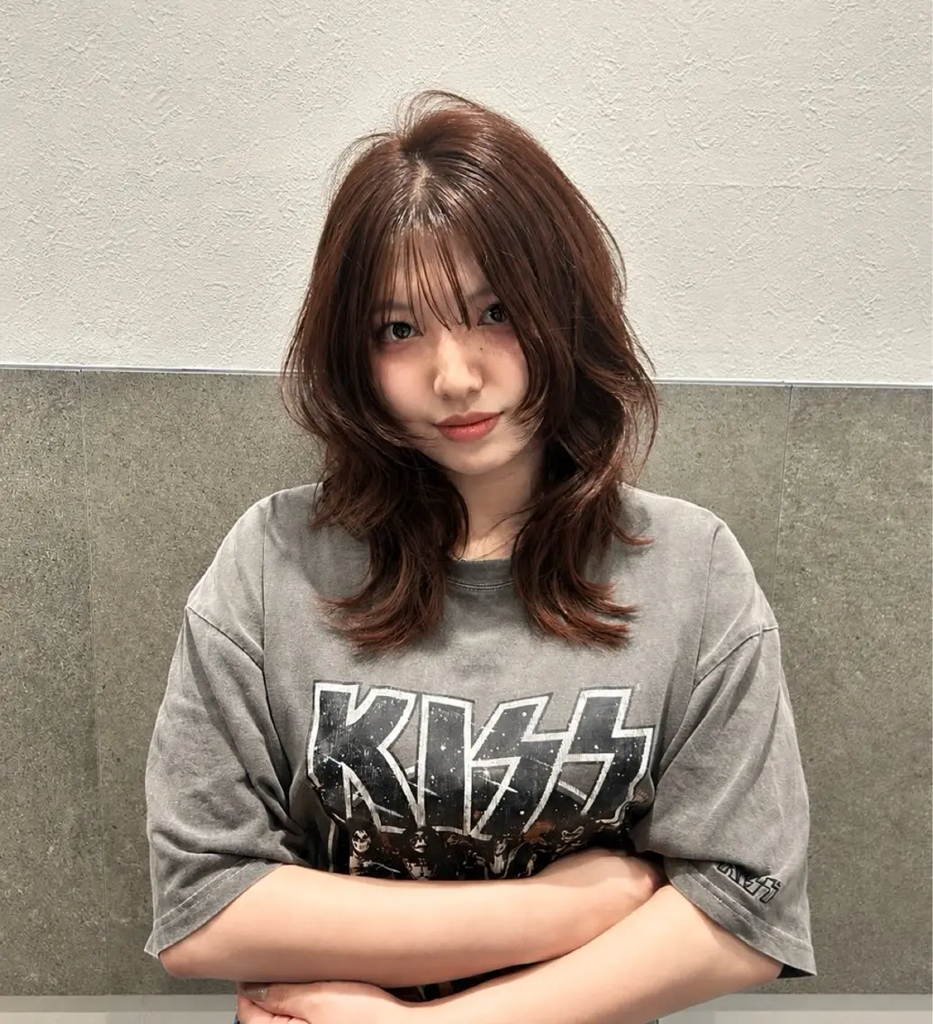 ミディアム カラー ヘアアレンジ ミディアムレイヤー くびれヘア 顔まわりレイヤー 顔周りカット 髪質改善 京都/透明感カラー/ ワンホン/YUNONのマツエク・マツパデザイン