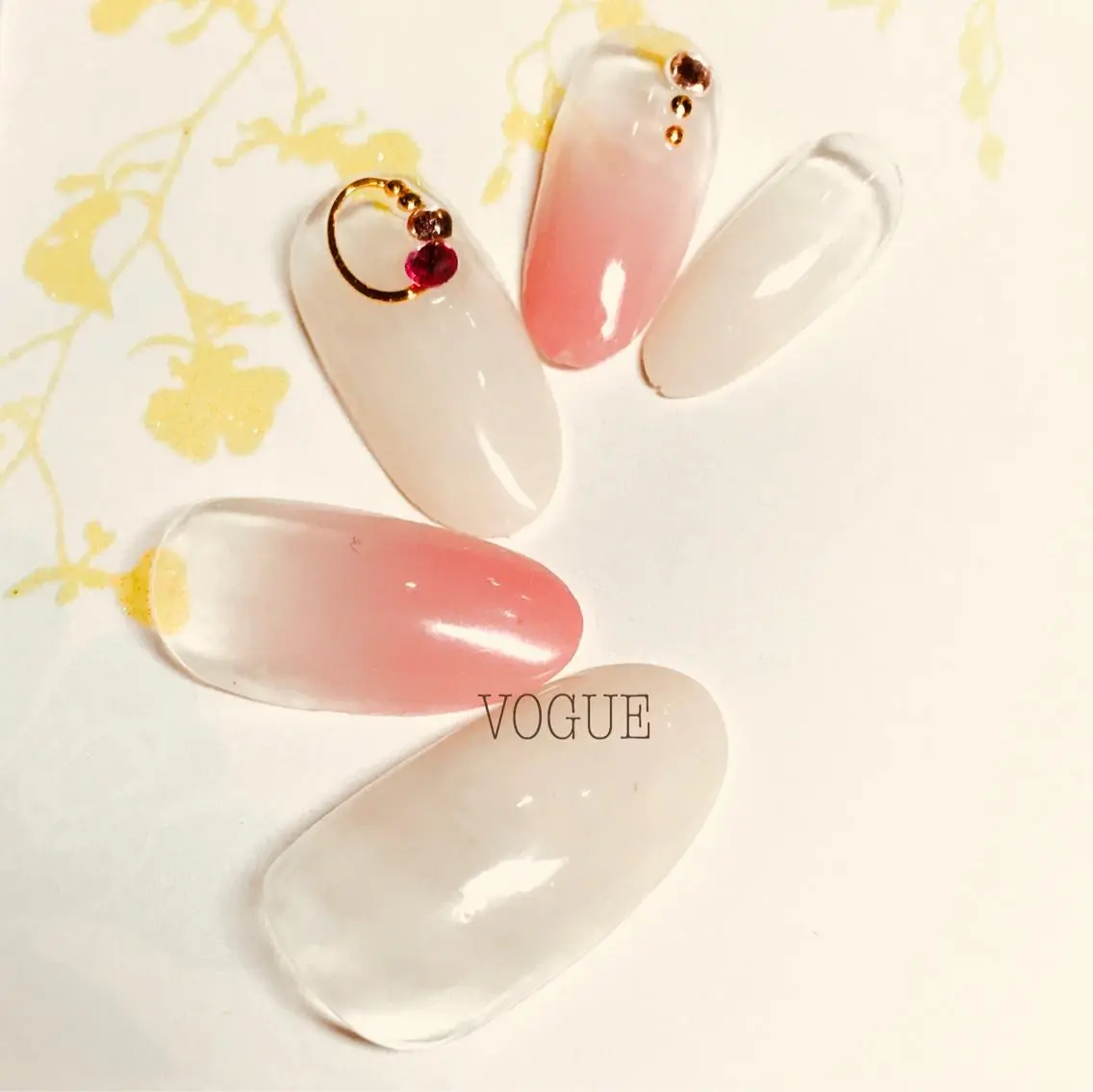 ネイル ゴールド グラデーション ハンドネイル VOGUE ×SWANのネイルデザイン