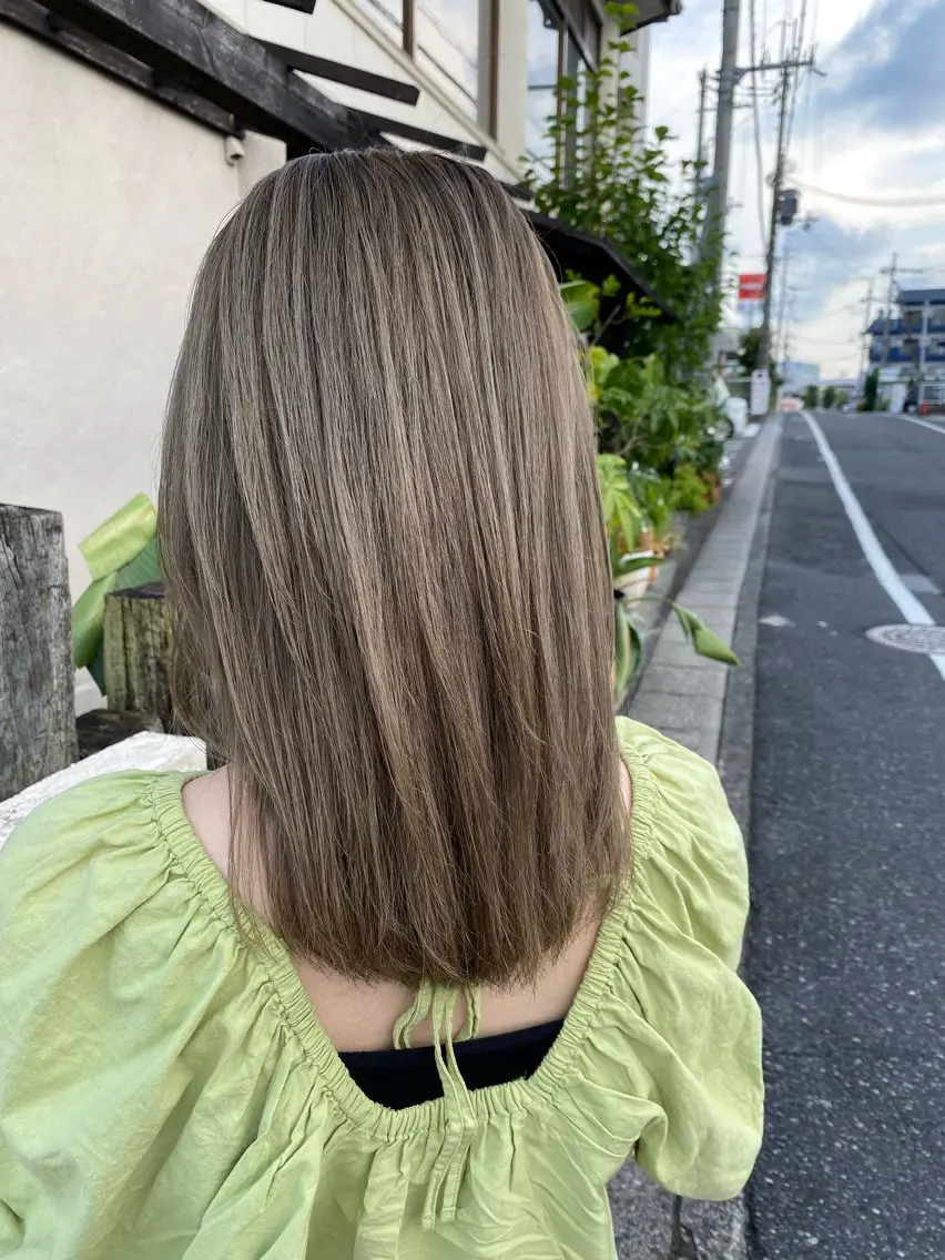 セミロング M. YURIのヘアスタイル