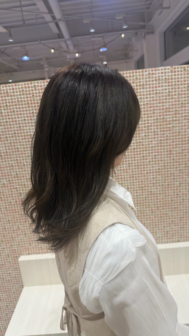 セミロング カラー オリーブカラー ヘアカラー 砂川 瑠菜のヘアスタイル