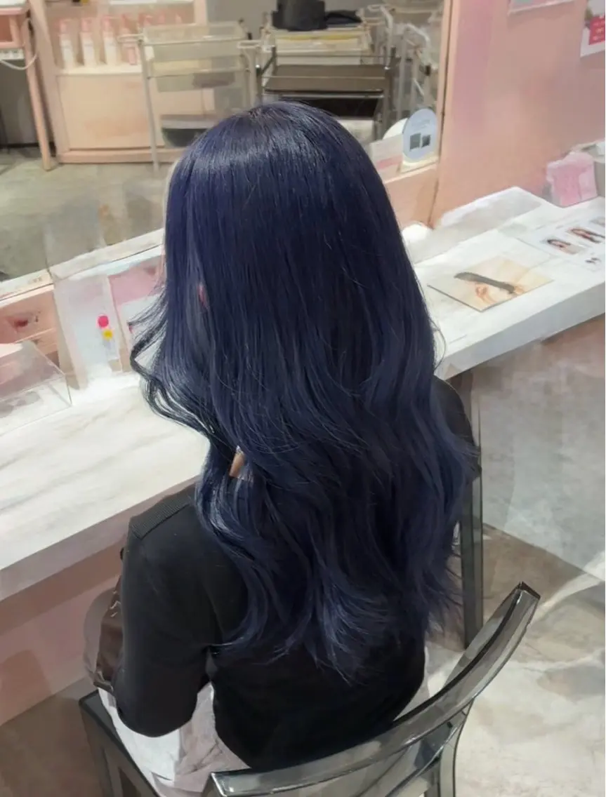 ロング カラー 黒髪 ブリーチ ブルーカラー ネイビーカラー 縮毛矯正 ヘアカラー ストレート/透明感 カラー/AIRI🦋のヘアスタイル