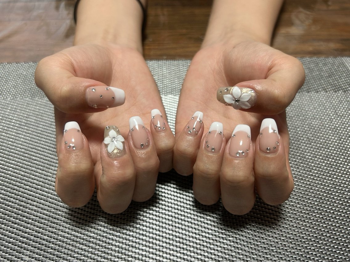 ネイル フレンチネイル ストーンネイル ハンドネイル i nailのネイルデザイン