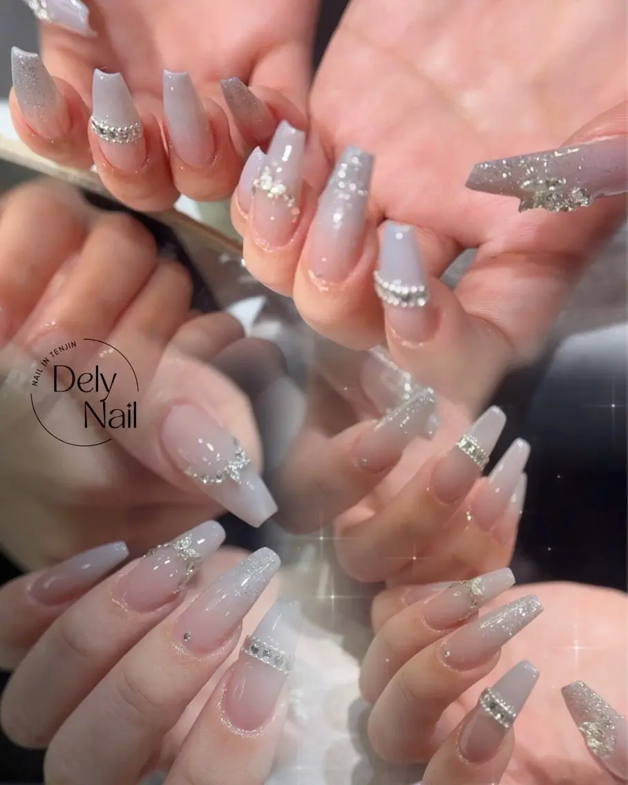 ネイル キラキラネイル 韓国ネイル ロングネイル ワンホンネイル ホワイト ハンドネイル Dely Nailのネイルデザイン