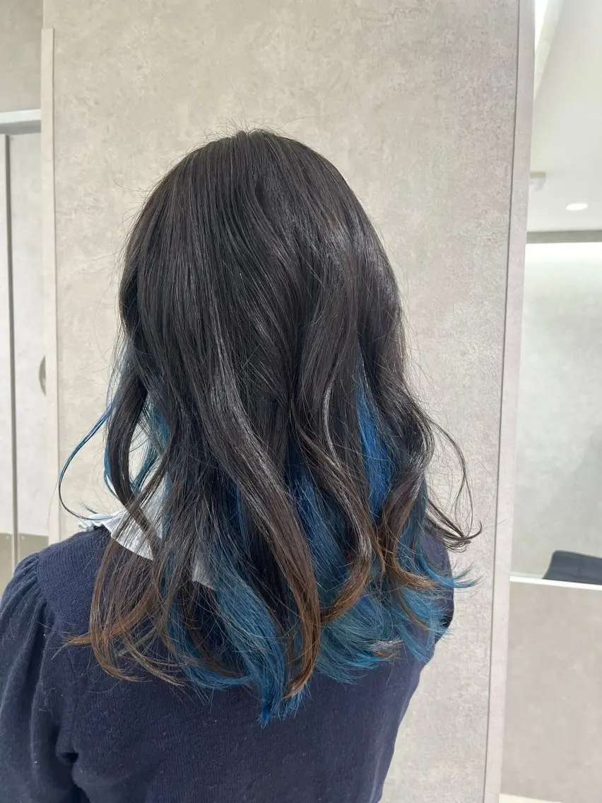 セミロング カラー ブリーチ ブルーカラー カット ヘアカラー 巖本 真希のヘアスタイル