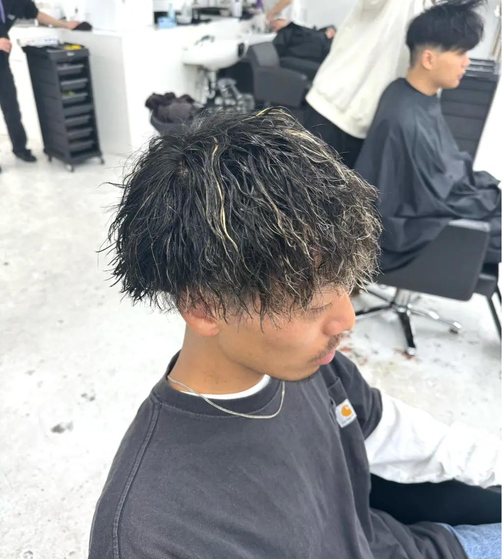 ショート パーマ メンズ メンズハイライト メンズパーマ メンズツイストパーマ ハイライト ツイストパーマ カット ヘアカラー パーマ 柏メンズカットパーマ NO.1タイチのヘアスタイル