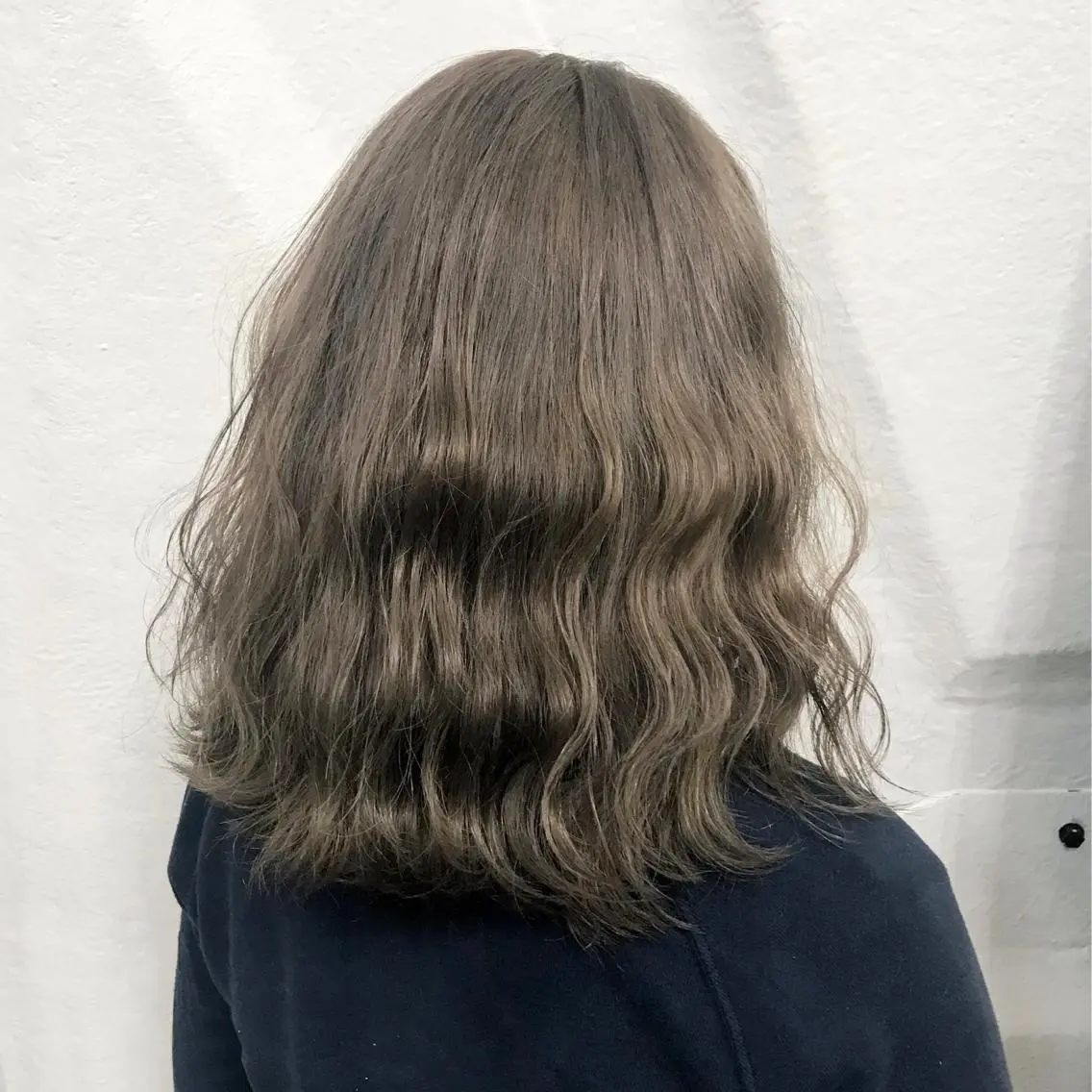 カラー アッシュ アッシュグレー アッシュグレージュ ブリーチ グレージュ K-POP好き美容師 🇰🇷Kai.Yのヘアスタイル