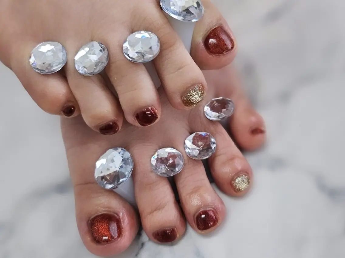 ネイル フットネイル ゴールド マグネットネイル ワンカラーネイル 赤色 フットネイル NailSalon LuireYUUNAのネイルデザイン