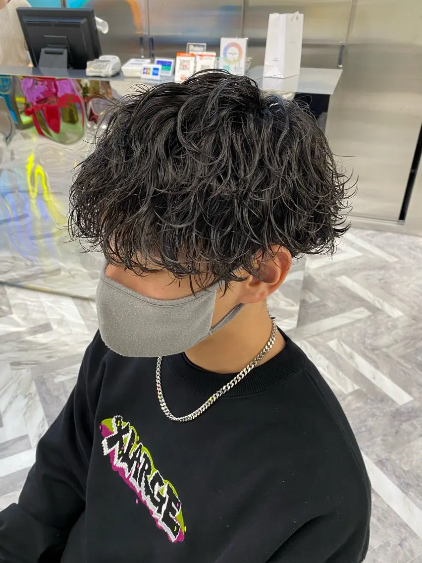 ショート カラー パーマ メンズ メンズパーマ メンズツイストパーマ 波巻きパーマ スパイラルパーマ ツイストパーマ カット ヘアカラー パーマ フェザーショート⚡️ REONのヘアスタイル