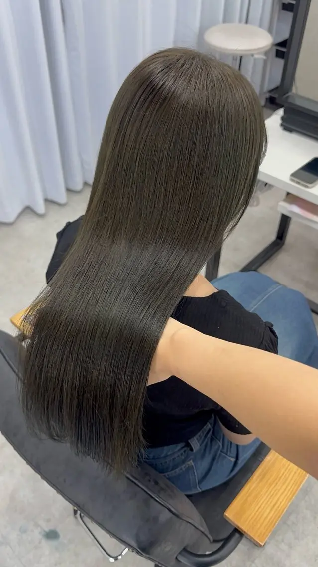 ロング カラー アッシュ アッシュブラウン ベージュカラー 黒髪 ブリーチ カット ヘアカラー トリートメント 赤み無し柔らかカラー 【梅田】madokaのヘアスタイル